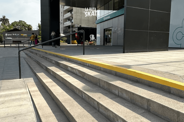 spot de skate baranda más escaleras